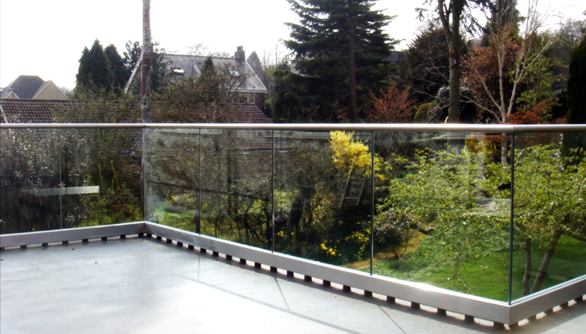 Outdoor balustrade with channels
